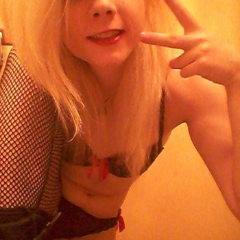 23 jarige shemale uit Antwerpen zoekt contact. Bezoek de chat en benader Noaaah voor een date!