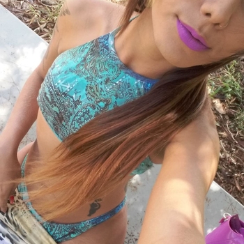 34 jarige shemale uit Limburg zoekt contact. Bezoek de chat en benader Here4you voor een date!