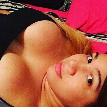 39 jarige shemale uit Zuid-Holland zoekt contact. Bezoek de chat en benader K4r1n voor een date!