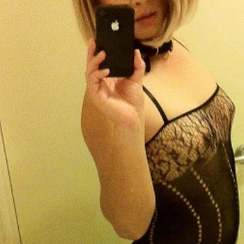 30 jarige shemale uit Zuid-Holland zoekt contact. Bezoek de chat en benader Dol-op-strakke-lingerie voor een date!